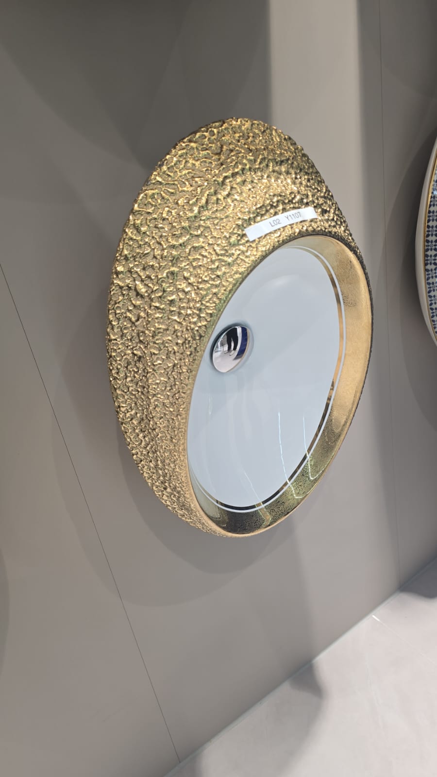 Doré Textured Gold Basin